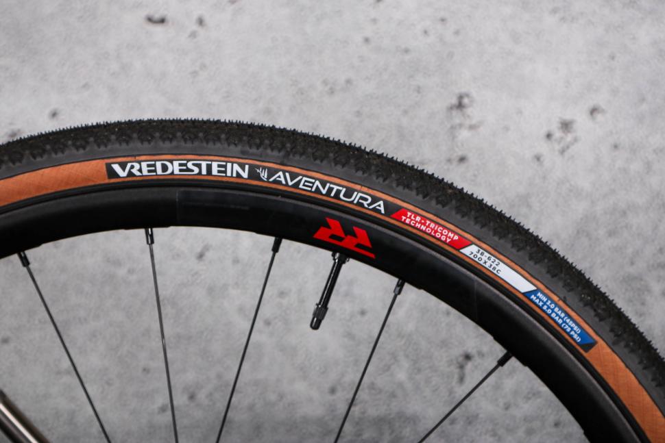 2023 Orro Terra Ti GRX800 - tyre and rim.jpg