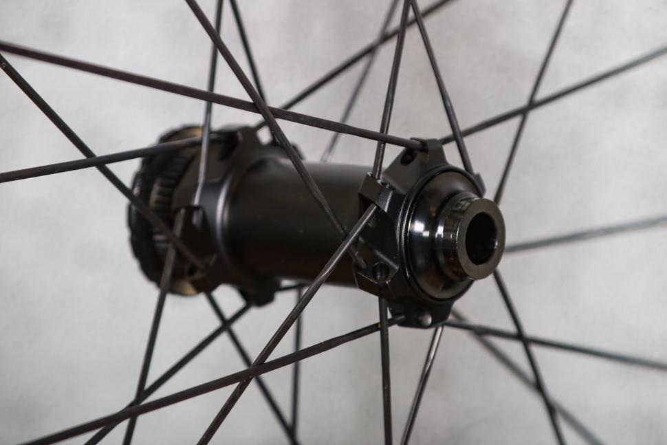 2023 Parcours Chrono wheelset - front hub 2.jpg