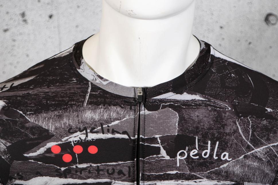 2023 Pedla Classic long Sleeve jersey Monochrome - collar.jpg