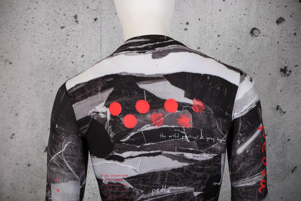 2023 Pedla Classic long Sleeve jersey Monochrome - shoulders.jpg