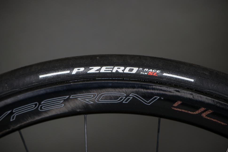 2023 Pinarello Dogma F Super Record EPS - tyre.jpg