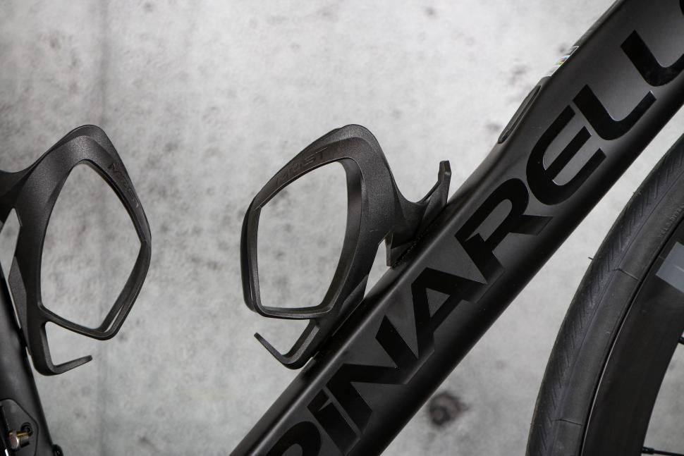 2023 Pinarello X3 105 Di2 - bottle cage.jpg