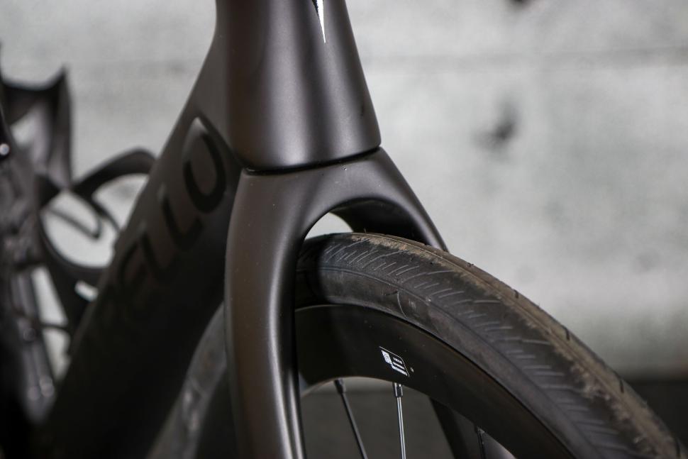 2023 Pinarello X3 105 Di2 - fork clearance.jpg