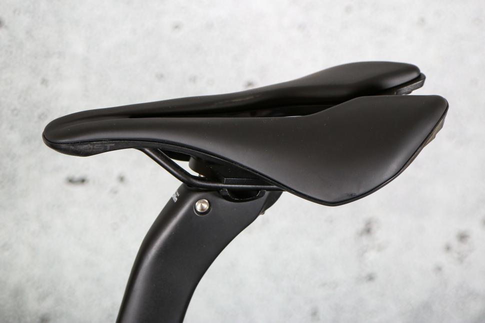 2023 Pinarello X3 105 Di2 - saddle.jpg