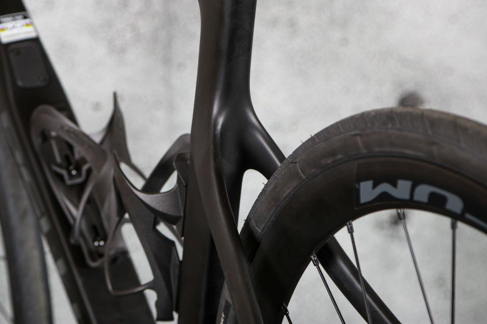 2023 Pinarello X3 105 Di2 - seat stays detail.jpg