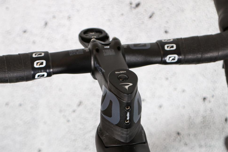 2023 Pinarello X3 105 Di2 - stem 2.jpg