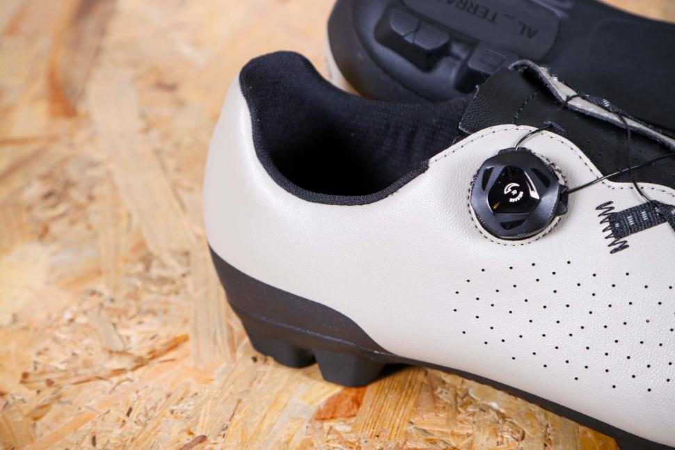 2023 Quoc Escape MTB shoes - rear.jpg