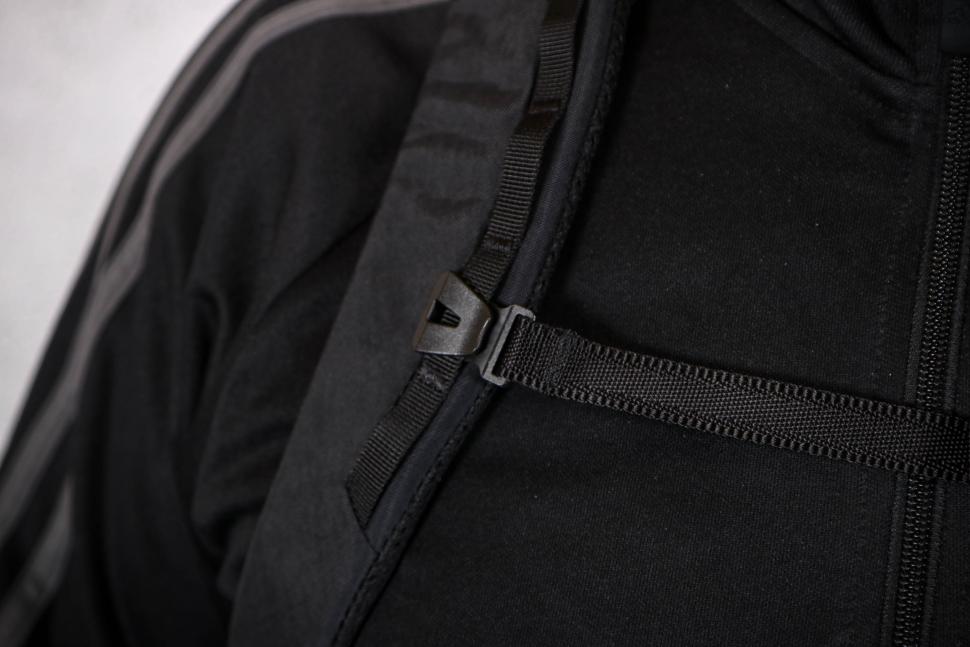 2023 Rapha Backpack 20L - chest strap adjustment.jpg