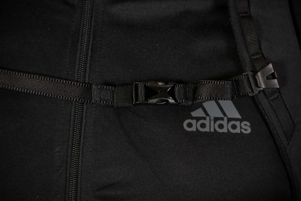 2023 Rapha Backpack 20L - chest strap.jpg