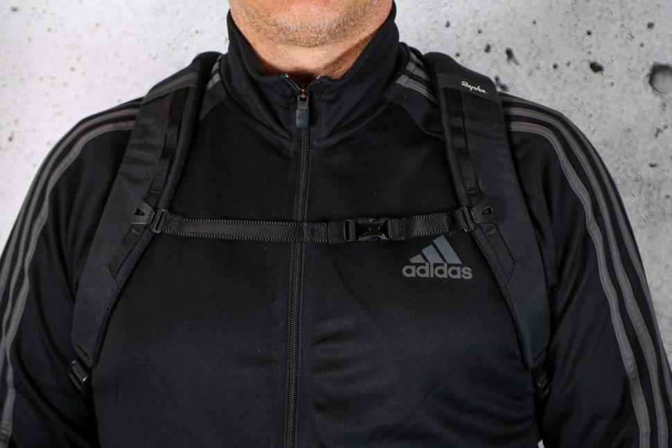 2023 Rapha Backpack 20L - straps.jpg