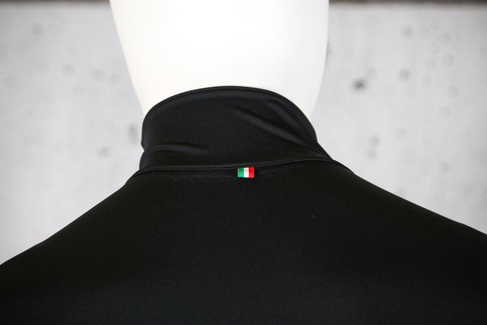 2023 Santini Adapt Shell - Short Sleeve Jacket - collar back.jpg