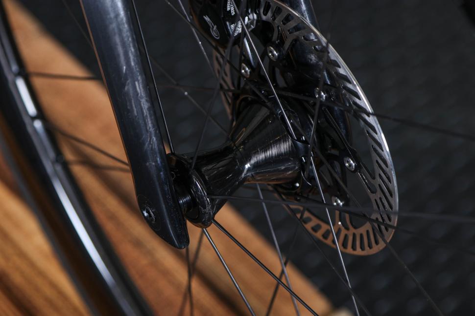 2023 Sarto Raso Super Record Wireless - front hub.jpg