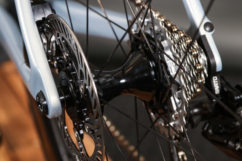 2023 Sarto Raso Super Record Wireless - rear hub.jpg