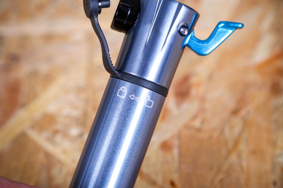 2023 Schwalbe SOS Mini Pump - twist lock.jpg