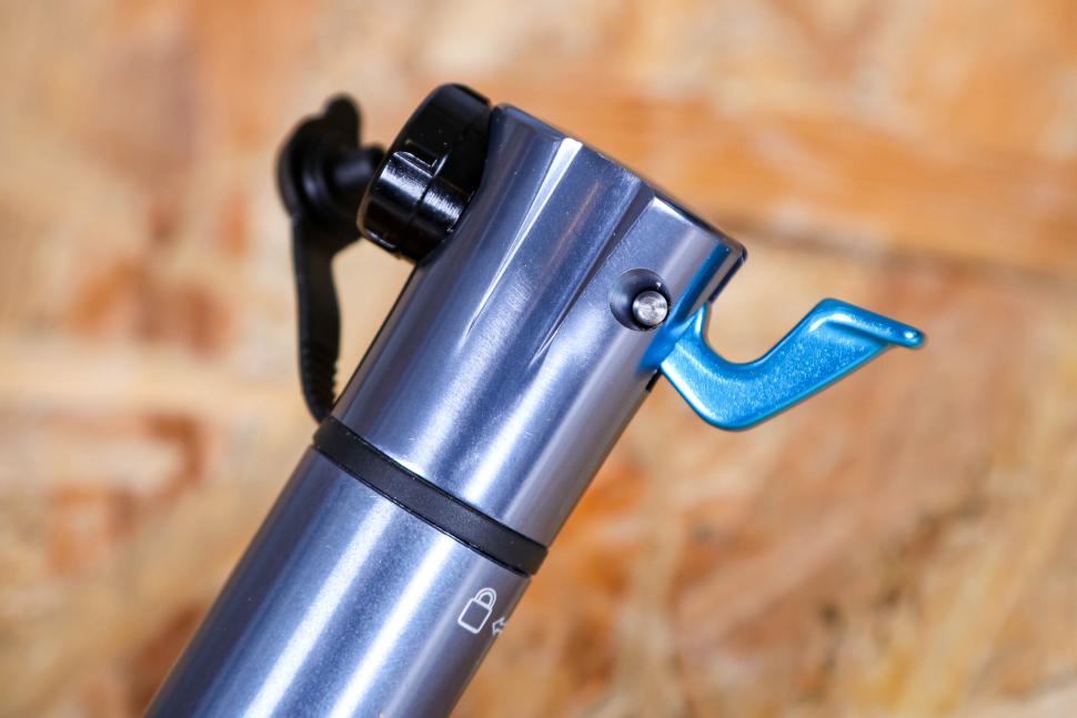 2023 Schwalbe SOS Mini Pump - valve head detail.jpg