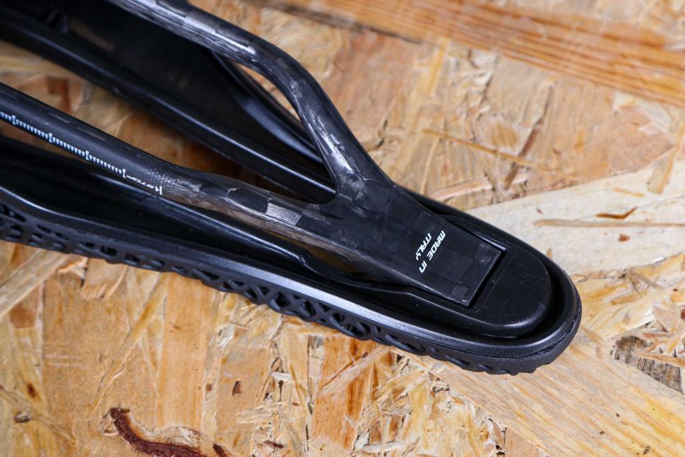 2023 Selle Italia SLR Boost 3D Kit Carbonio Superflow saddle - underside nose.jpg