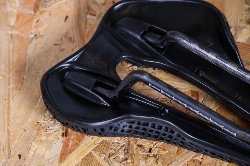 2023 Selle Italia SLR Boost 3D Kit Carbonio Superflow saddle - underside rear.jpg