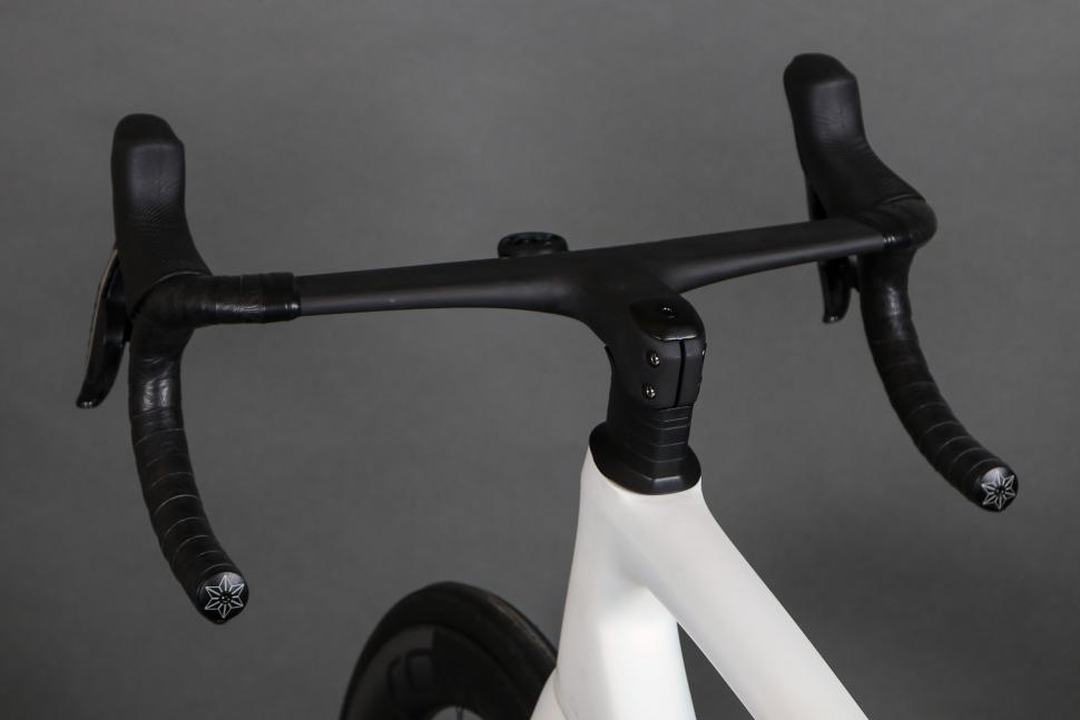 2023 Specialized S-Works Tarmac SL8 - SRAM Red eTap AXS - bars 3.jpg