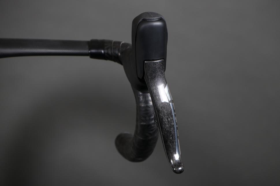 2023 Specialized S-Works Tarmac SL8 - SRAM Red eTap AXS - lever 1.jpg