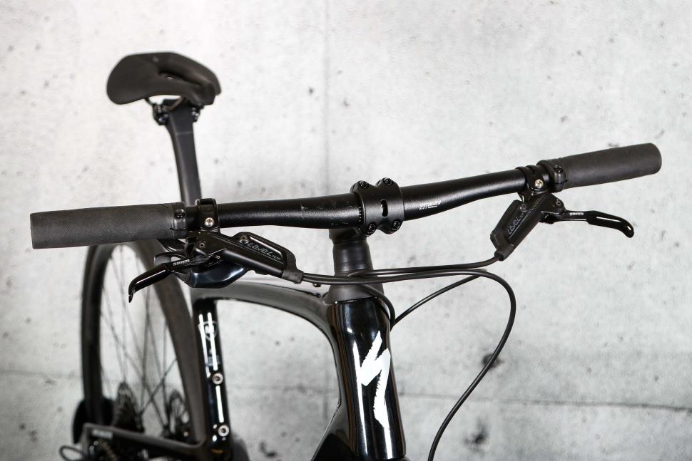 2023 Specialized Sirrus 6.0 - bars 1.jpg