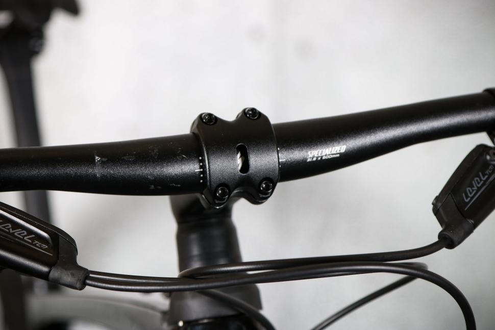 2023 Specialized Sirrus 6.0 - bars 2.jpg