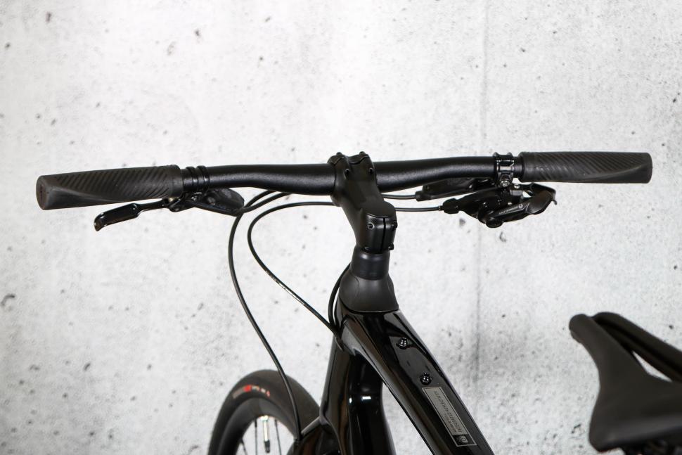 2023 Specialized Sirrus 6.0 - bars 3.jpg