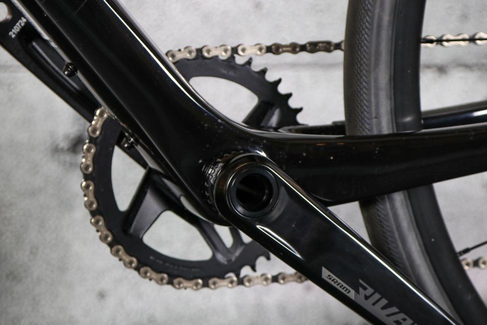 2023 Specialized Sirrus 6.0 - bottom bracket.jpg