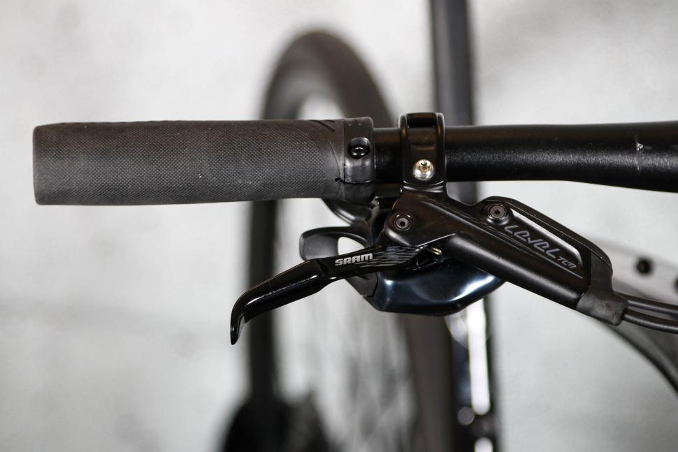 2023 Specialized Sirrus 6.0 - brake leevr 2.jpg