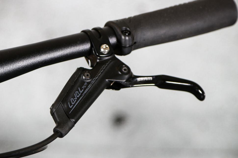 2023 Specialized Sirrus 6.0 - brake lever.jpg