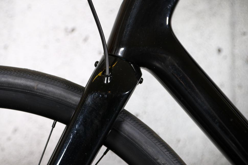 2023 Specialized Sirrus 6.0 - cable route.jpg