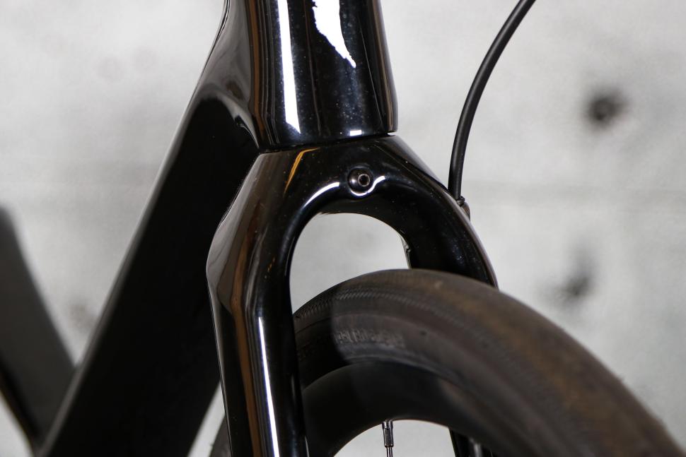 2023 Specialized Sirrus 6.0 - fork clearance.jpg