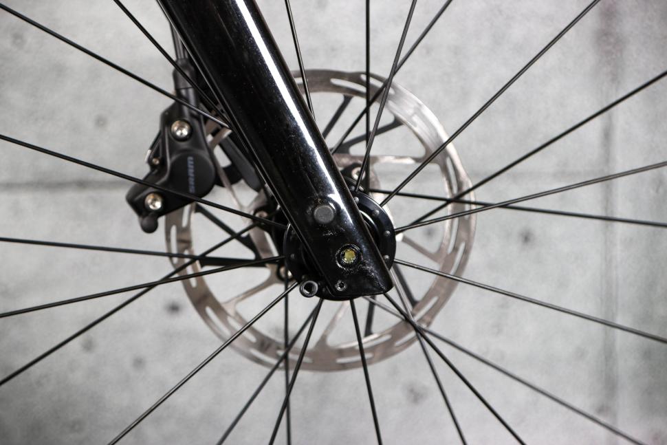 2023 Specialized Sirrus 6.0 - fork detail.jpg