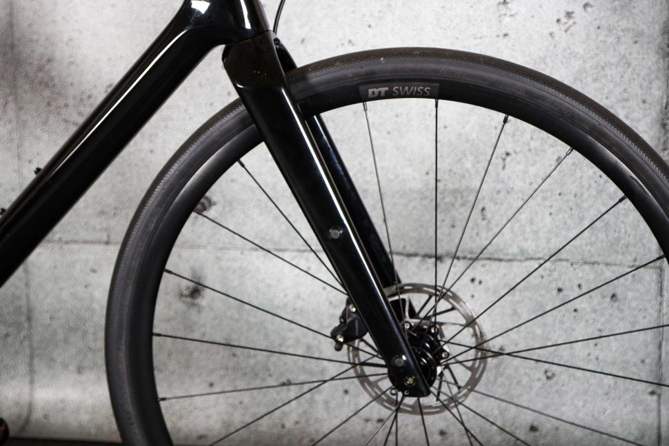 2023 Specialized Sirrus 6.0 - fork.jpg