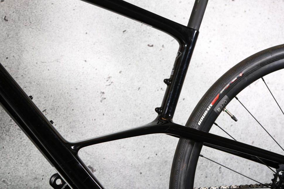2023 Specialized Sirrus 6.0 - frame shape.jpg