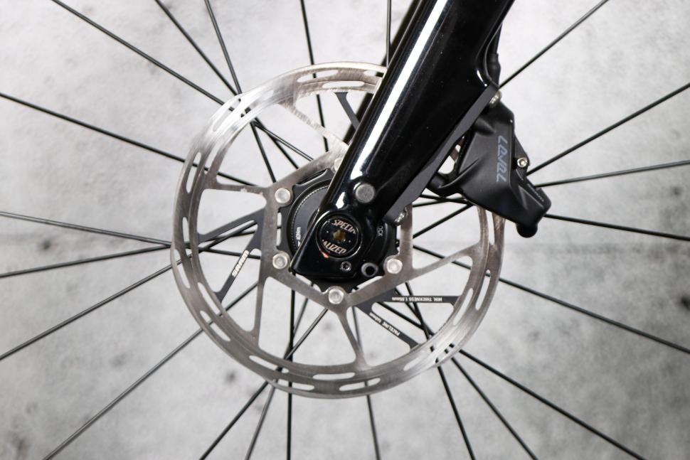2023 Specialized Sirrus 6.0 - front disc brake.jpg