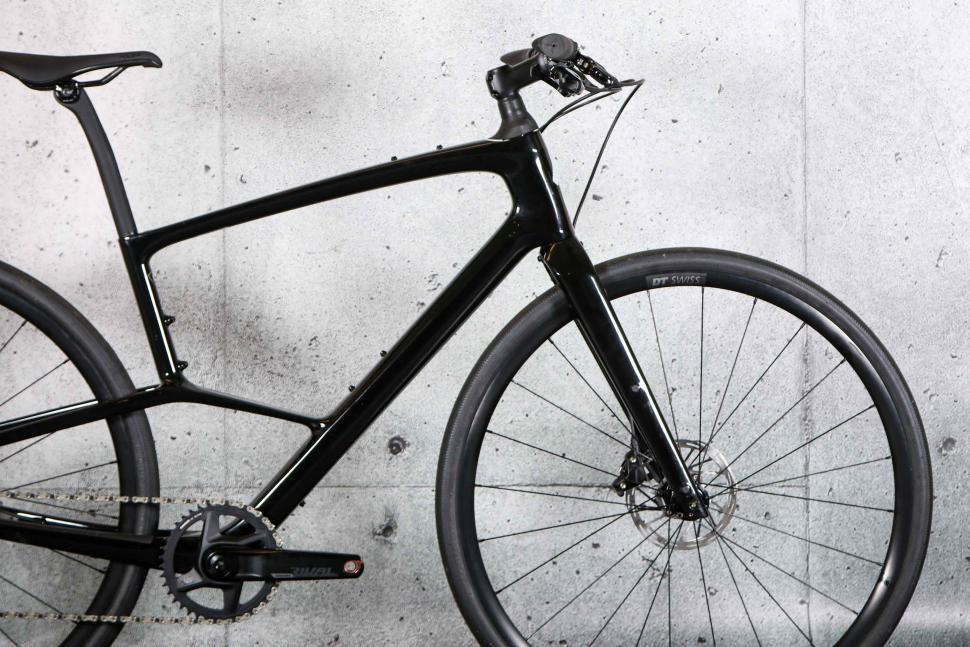 2023 Specialized Sirrus 6.0 - front.jpg