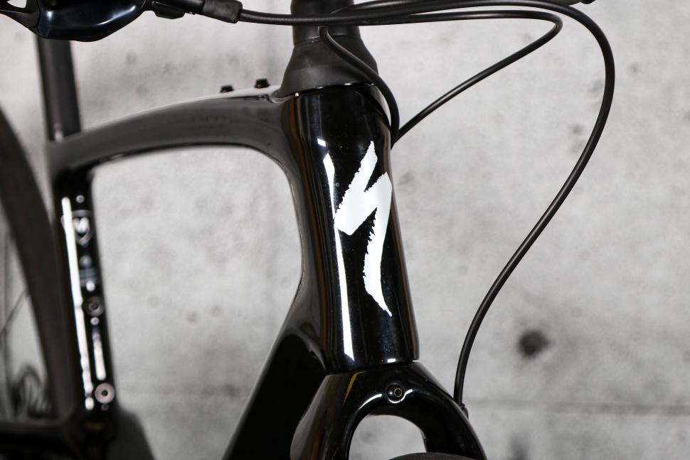 2023 Specialized Sirrus 6.0 - head tube badge.jpg