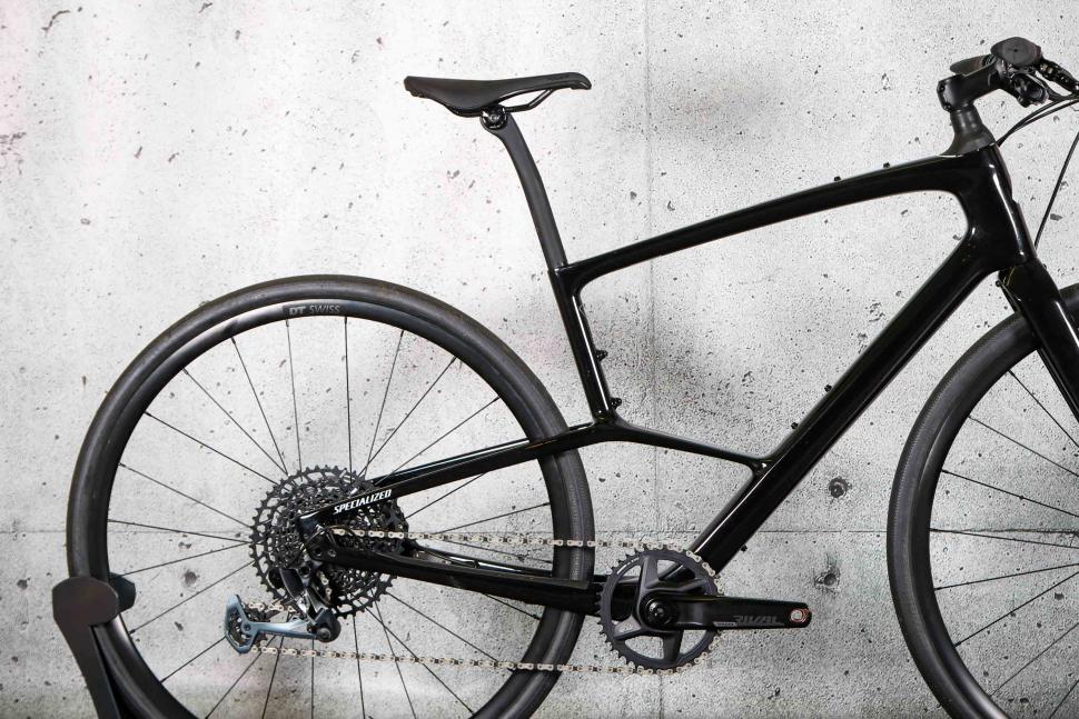 2023 Specialized Sirrus 6.0 - rear.jpg