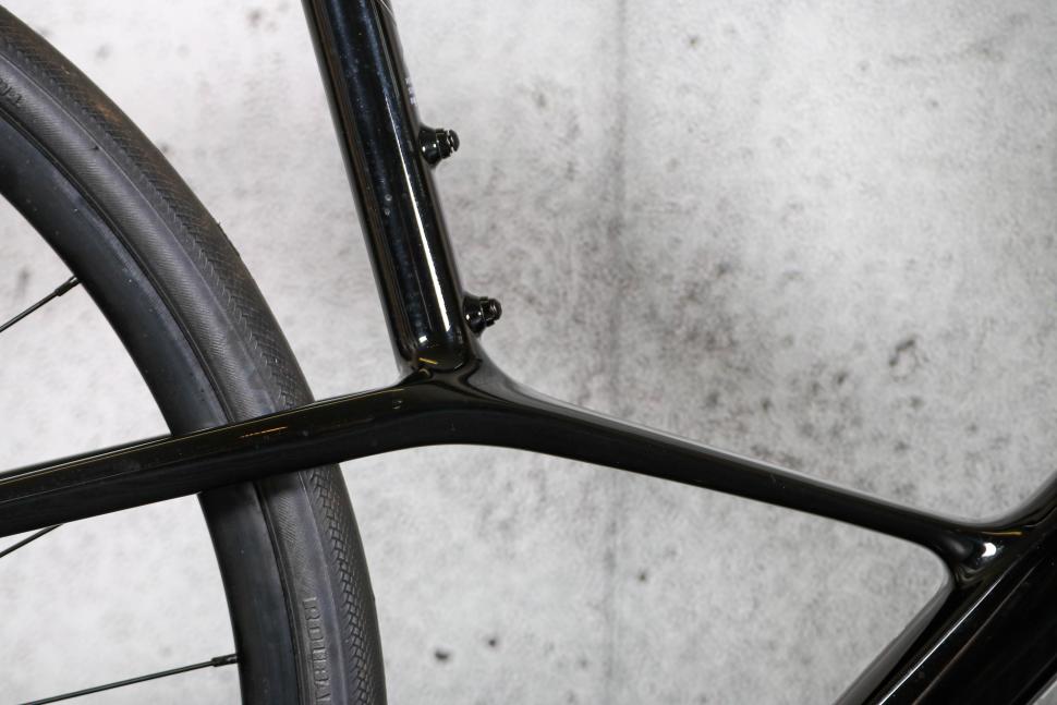 2023 Specialized Sirrus 6.0 - seat post and stays detail.jpg
