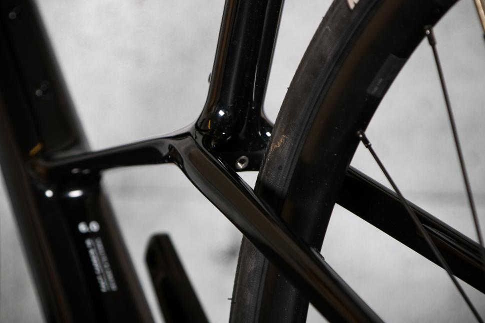 2023 Specialized Sirrus 6.0 - stays.jpg