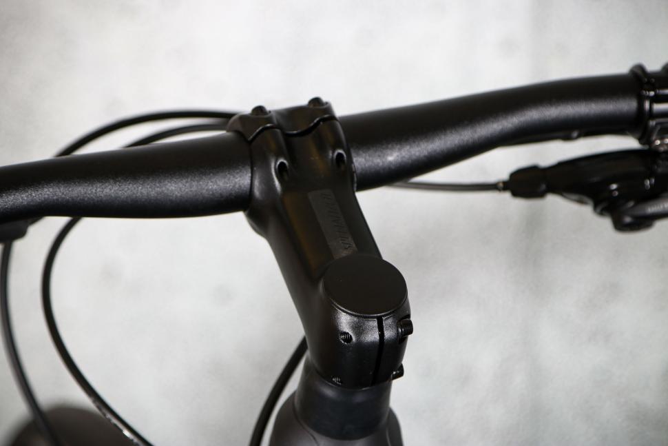 2023 Specialized Sirrus 6.0 - stem top.jpg