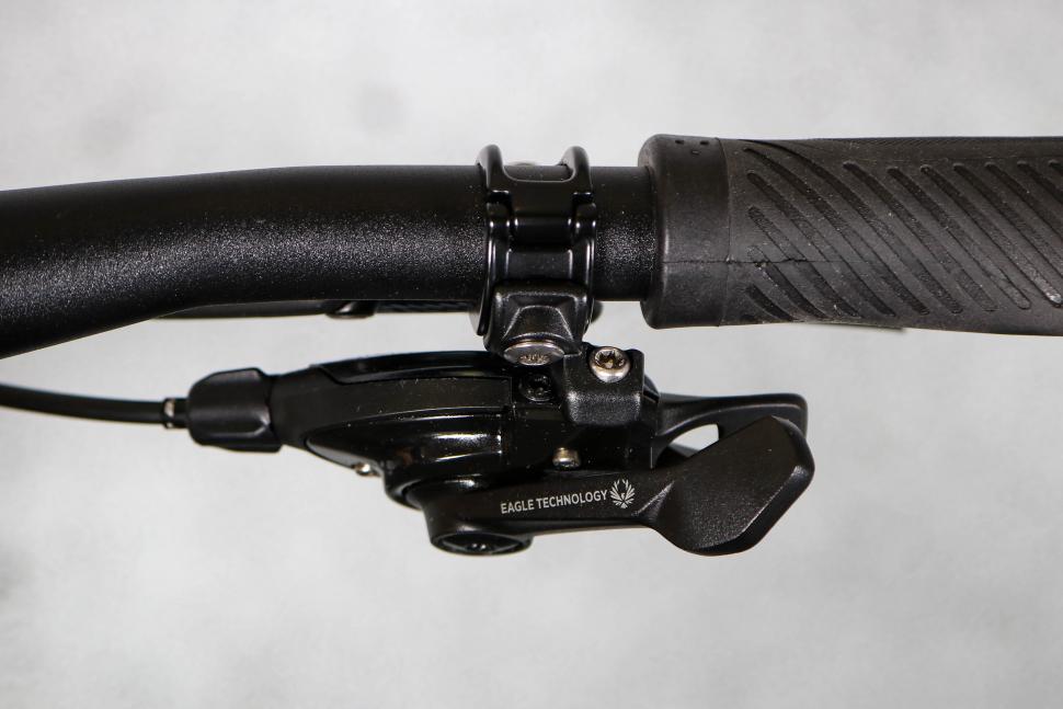 2023 Specialized Sirrus 6.0 - thumb shifter.jpg