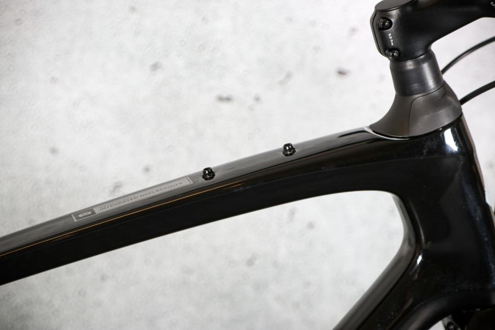 2023 Specialized Sirrus 6.0 - top tube bosses.jpg
