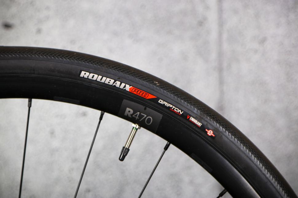 2023 Specialized Sirrus 6.0 - tyre and rim.jpg