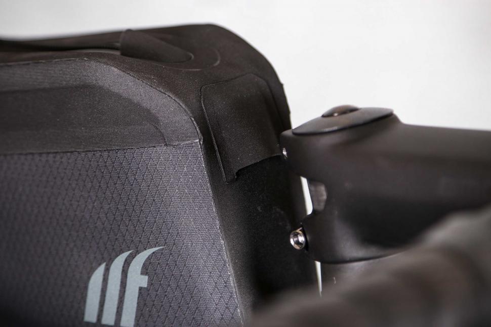 2023-tailfin-top-tube-bag-11-litre-cable-port.jpg