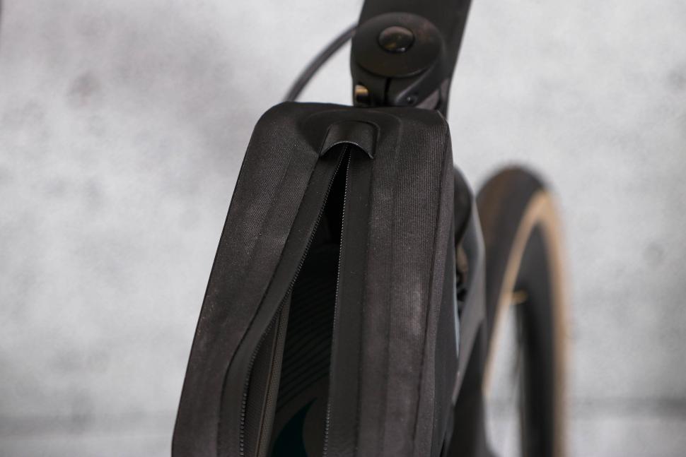 2023-tailfin-top-tube-bag-11-litre-zip-detail.jpg