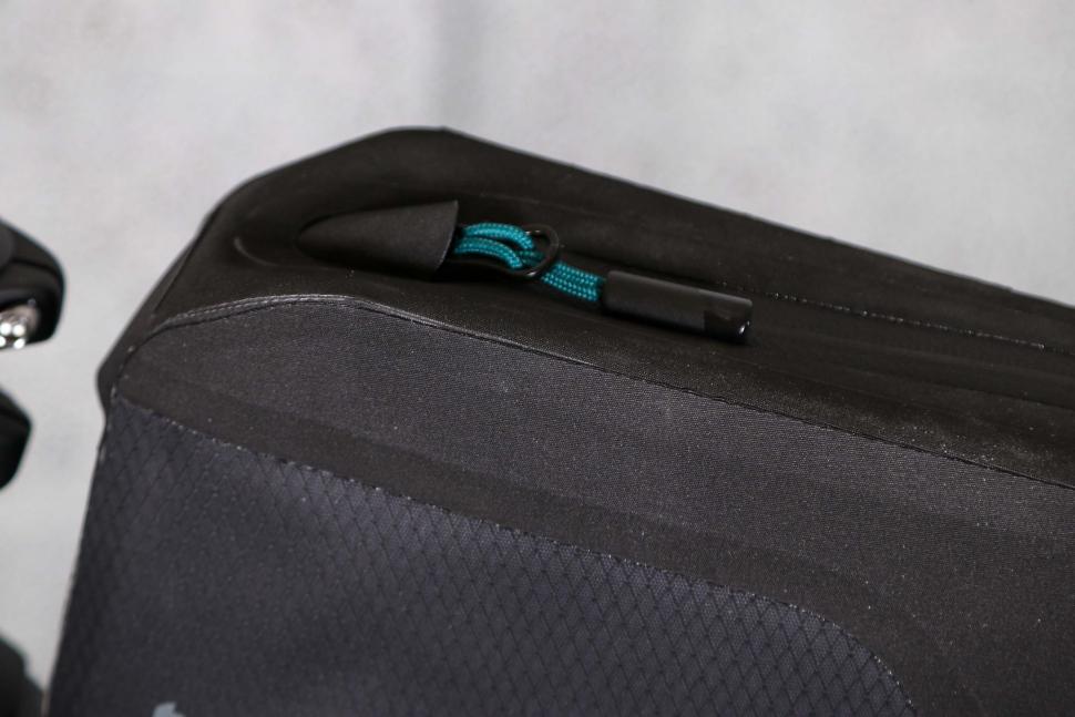 2023-tailfin-top-tube-bag-11-litre-zip.jpg