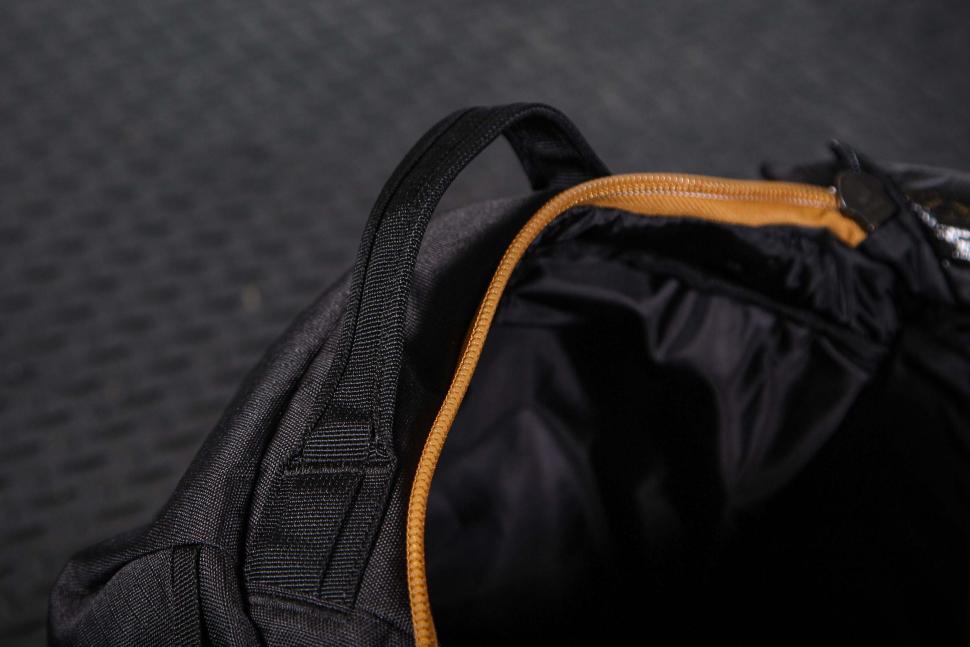 2023 Thule RoundTrip bike duffel black - end handle.jpg