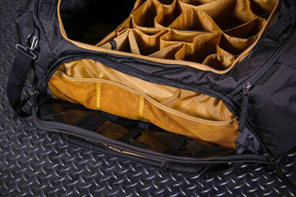 2023 Thule RoundTrip bike duffel black - front organiser pocket.jpg