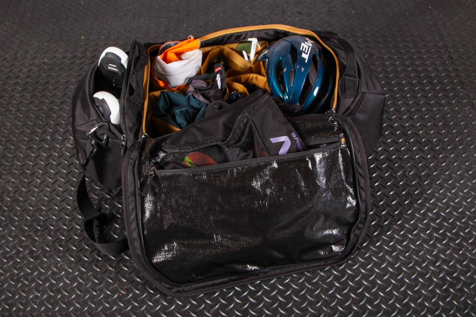 2023 Thule RoundTrip bike duffel black - lid pocket.jpg